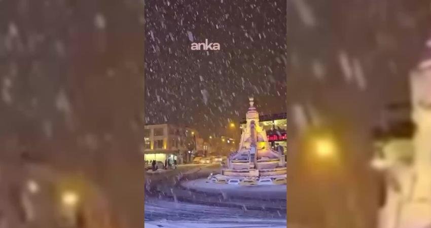 Midyat’ta akşam saatlerinde etkili olan kar yağışı sevinçle karşılandı.