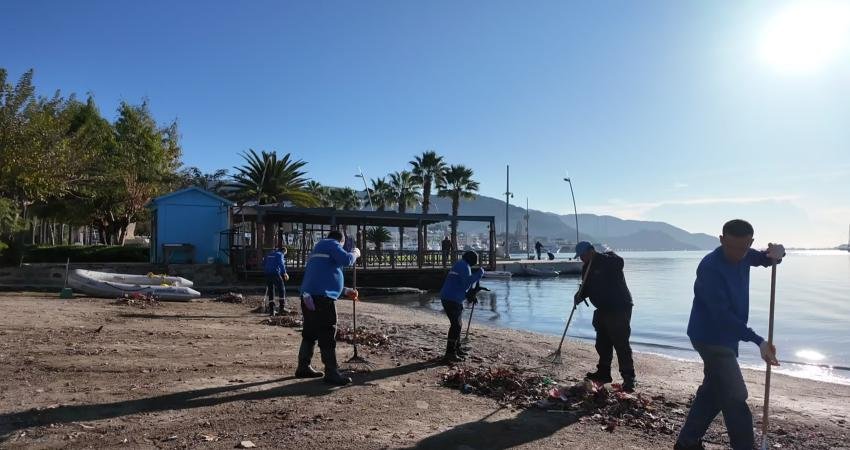 Marmaris Belediyesi’nden fırtınanın ardından sahil ve yürüyüş yollarında temizlik çalışması Marmaris Belediyesi, hafta sonu etkili olan şiddetli fırtına ve yağmurun