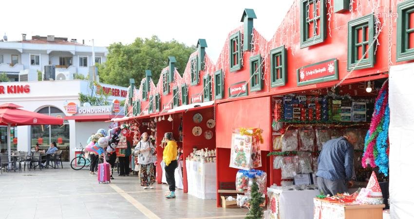 “Marmaris Yeni Yıl Festivali” renkli görüntülerle başladı Marmaris Belediyesi’nin ev sahipliğinde birçok kurumun ve işletmenin desteğiyle düzenlenen