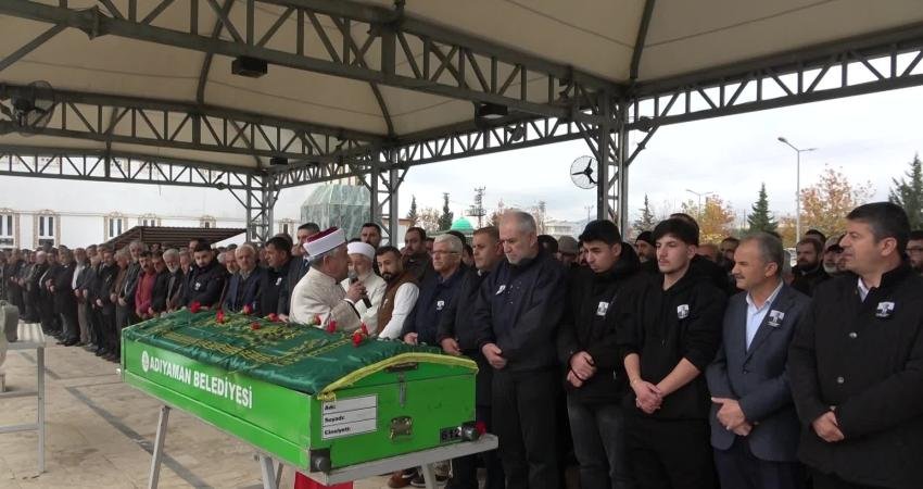 Mehmet Erdem son yolculuğuna uğurlandı… Tutdere: Bütün Adıyaman olarak kendisinden razıyız Adıyaman belediyesi eski başkanlarından, aynı zamanda eğitim camiasında uzun yıllar