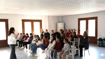 Menderes Belediyesi, Özdere’ye yeni kazandırılan Atatürk Kültür Merkezi’nde çocuklara tiyatro