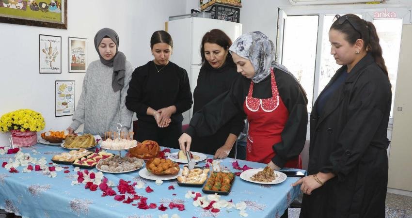 Mersin Büyükşehir Belediyesi Tömük Kadın ve Çocuk Atölyesi, kadınlara yönelik çalışmalarını sürdürüyor Mersin Büyükşehir Belediyesi Kadın ve Aile Hizmetleri Dairesi Başkanlığı’nın Erdemli