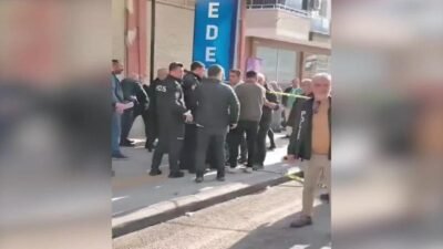 Mersin'de bir kişi, önce komşusu olan anne ve oğlunu, ardından