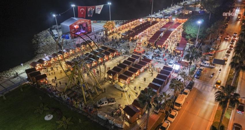 Mersin Büyükşehir Belediyesi’nin Özgecan Aslan Barış Meydanı’na kurduğu "Yılbaşı Pazarı"