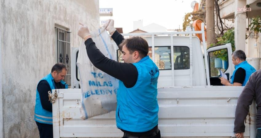 Milas Belediyesi, ihtiyaç sahiplerine bu yıl da yakacak odun desteği veriyor Milas Belediyesi, ihtiyaç sahibi vatandaşların bütçesine katkı sağlamak amacıyla yakacak