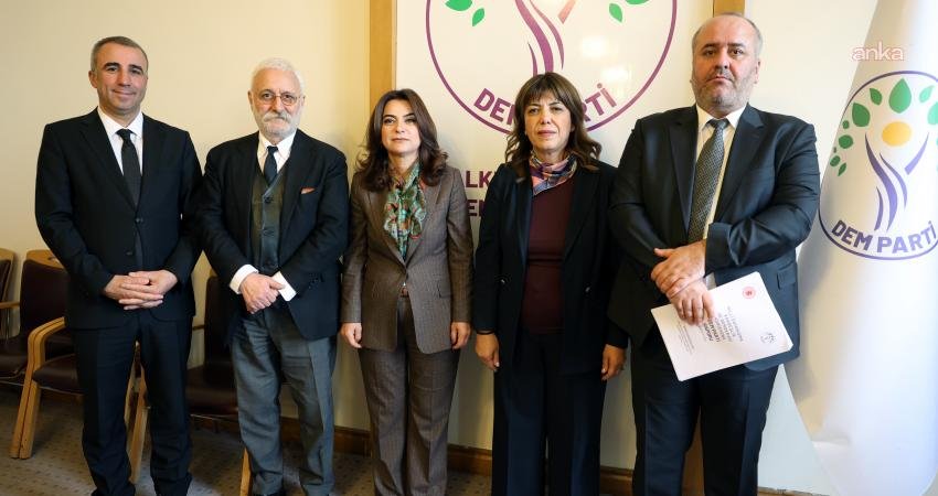 Milil Dayanışma Kardeşlik ve Dayanışma Komisyonu için hazırlanan raporlar sunulmaya başlandı… DEM Parti hazırlanan 99 sayfalık raporu TBMM Başkanlığı’na teslim etti Milli Dayanışma Kardeşlik ve Demokrasi Komisyonu'nda yer alan partiler, komisyonda