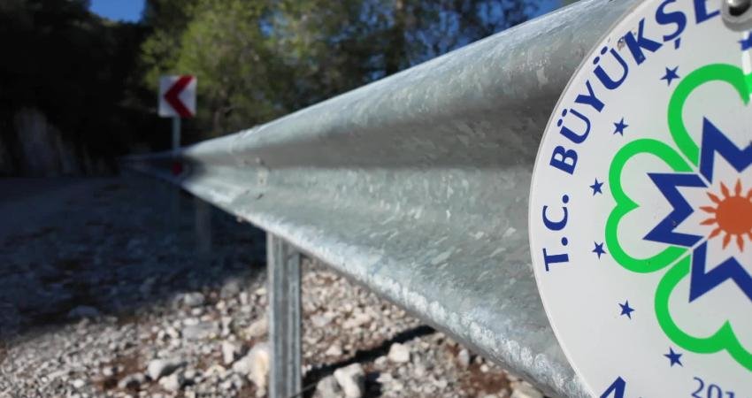 Muğla Büyükşehir Belediyesi, il genelinde başlattığı yol güvenliğini artırmaya yönelik