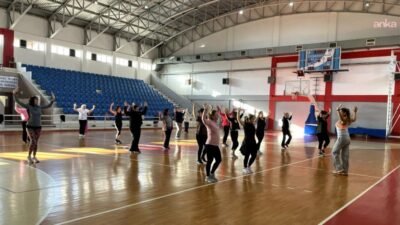 Narlıdere Belediyesi’nin açtığı aerobik kurslarına katılan kadınlar güne sağlıklı, enerjik