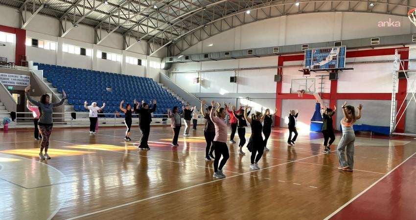 Narlıdere’de kadınlar güne sağlıklı ve enerjik başlıyor Narlıdere Belediyesi’nin açtığı aerobik kurslarına katılan kadınlar güne sağlıklı, enerjik