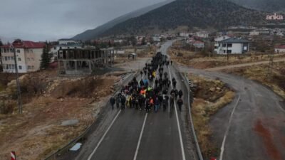 Kahramanmaraş’ın Nurhak ilçesi Barış Mahallesi’nde yaşanan trafik kazasının ardından yüzlerce