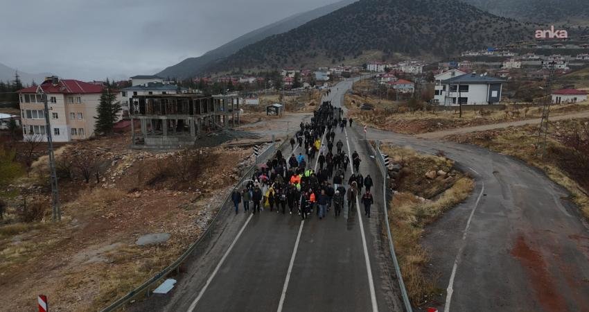 Nurhak’ta trafik kazası sonrası sessiz yürüyüş: “Hız kontrolü, denetim mekanizmaları ve fiziki önlemler acilen güçlendirilmeli”” Kahramanmaraş’ın Nurhak ilçesi Barış Mahallesi’nde yaşanan trafik kazasının ardından yüzlerce