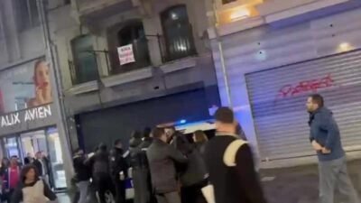 Bir grup üniversite öğrencisi, İstiklal Caddesi’nde öğrencilere verilen Kredi ve