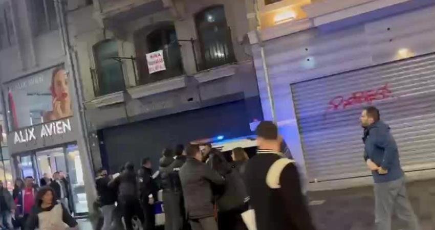 Bir grup üniversite öğrencisi, İstiklal Caddesi’nde öğrencilere verilen Kredi ve