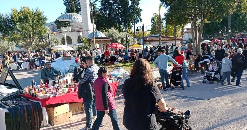 Ortaca’da kurulan Noel Pazarı renkli görüntülere sahne oldu Muğla’nın Ortaca ilçesi Dalyan Mahallesi’nde kurulan Noel Pazarı, ziyaretçilere renkli
