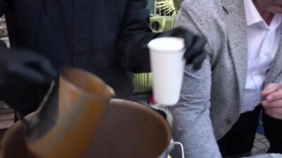 Osmangazi Belediye Başkanı Erkan Aydın, vatandaşların istek ve taleplerini yerinde