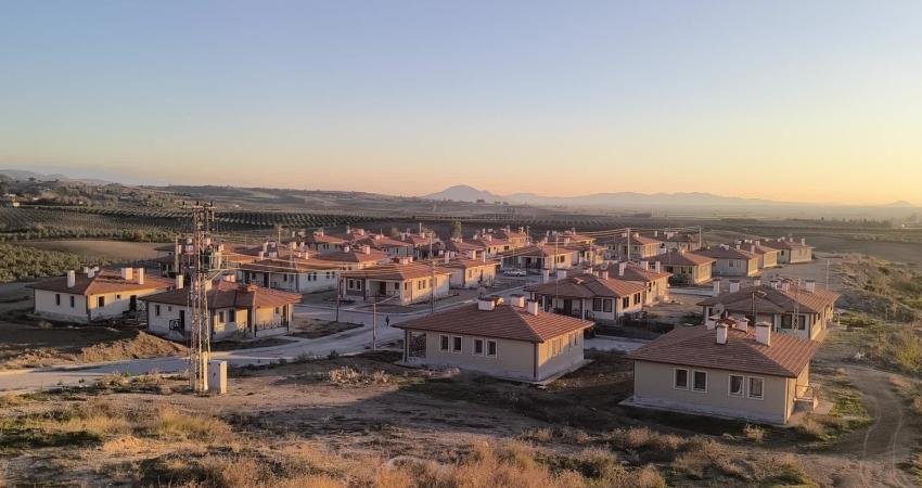 Osmaniye’nin Kadirli ilçesi Topraktepe köyündeki deprem konutlarında yaşayan vatandaşlar, kanalizasyon