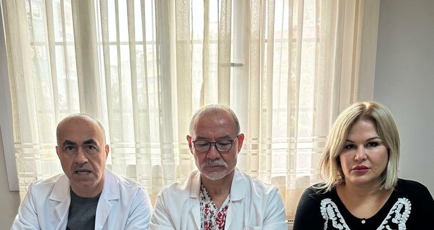 Osmaniye’de aile hekimlerinden eş zamanlı tepki: “Başka hiçbir meslekte bu kadar ağır performansa dayalı bir ödeme sistemi yok” Osmaniye Aile Hekimleri Derneği (OSAHED) 2. Başkanı Dr. Kadir Yıldırım,