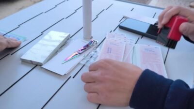 Osmaniye'nin Kadirli ilçesinde Milli Piyango bileti satıcılığı yapan Ziya Bekar,