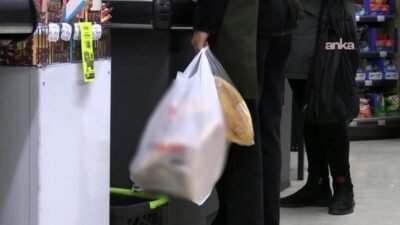 Plastik poşetlerin, 1 Ocak 2026'dan geçerli yüzde 100 zamlanarak 1