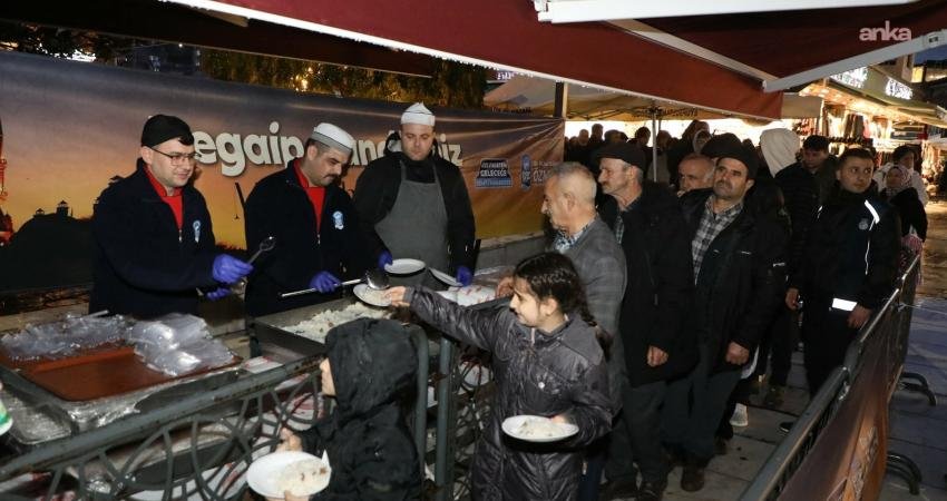 Eyüp Sultan Cami, üç ayların başlangıcı ve rahmet gecesi olarak