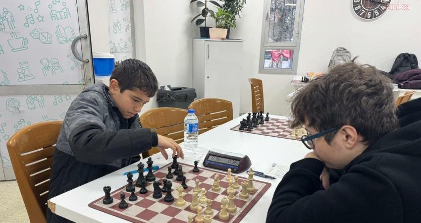 Seferihisar Yeni Yıl Satranç Turnuvası’nda 45 sporcu mücadele etti İzmir Büyükşehir Belediyesi ve Seferihisar Belediyesi iş birliğiyle düzenlenen Seferihisar