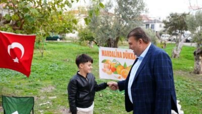 Seferihisar’da yaşayan 9 yaşındaki Ferit, evinin önüne kurduğu küçük mandalina