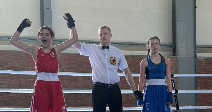 Münih kentinde yaşayan 15 yaşındaki genç boksör Selina Çukur, 2025