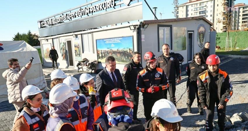 Silivri Belediye Başkanı Bora Balcıoğlu, Afet Eğitim Parkuru'nda eğitim gören