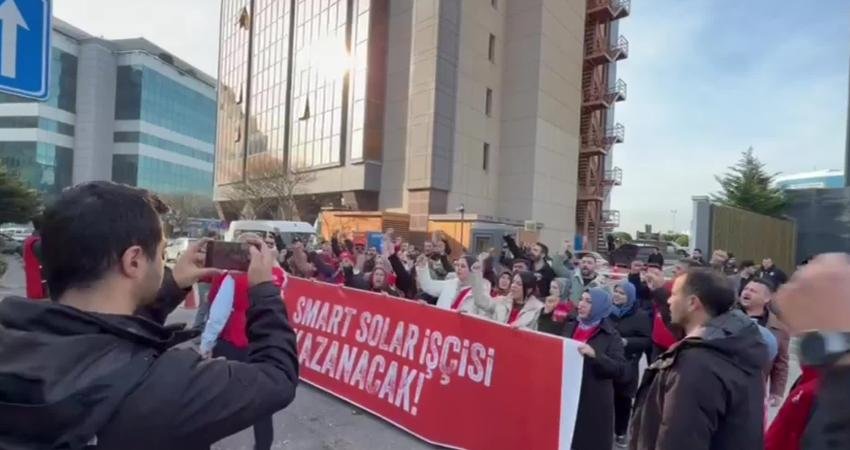 Grevde olan Birleşik Metal-İş Sendikası'na üye Smart Solar işçileri, grev