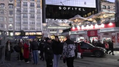 Yeni yıla saatler kala Taksim İstiklal Caddesi’nde geniş güvenlik önlemleri