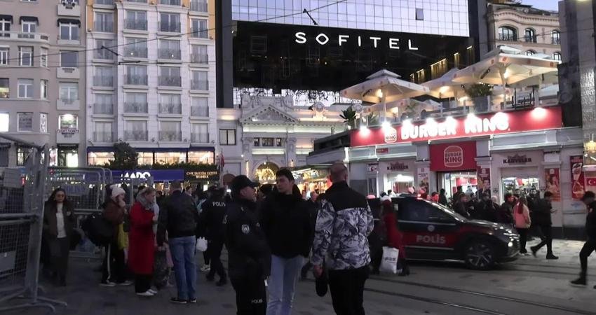 Yeni yıla saatler kala Taksim İstiklal Caddesi’nde geniş güvenlik önlemleri