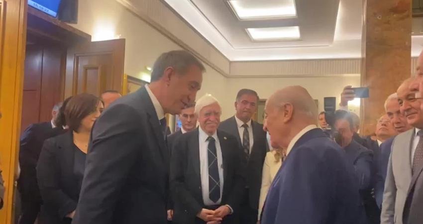 MHP lideri Bahçeli kuliste Tuncer Bakırhan ve Tülay Hatimoğulları ile tokalaştı TBMM Genel Kurulu'nda 2026 yılı bütçe görüşmeleri sürerken, kulislerde de