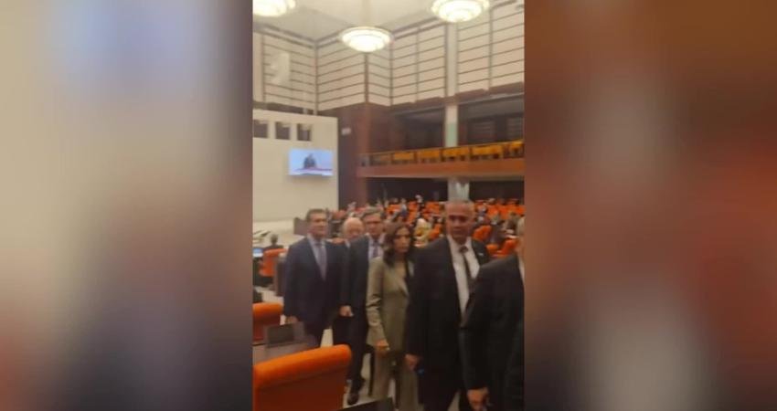 TBMM Genel Kurulu’nda muhalefet milletvekilleri Bakan Ersoy’u protesto ederek salon terk etti CHP, İYİ Parti ve Yeni Yol Partisi milletvekilleri, Kartalkaya'daki otelde