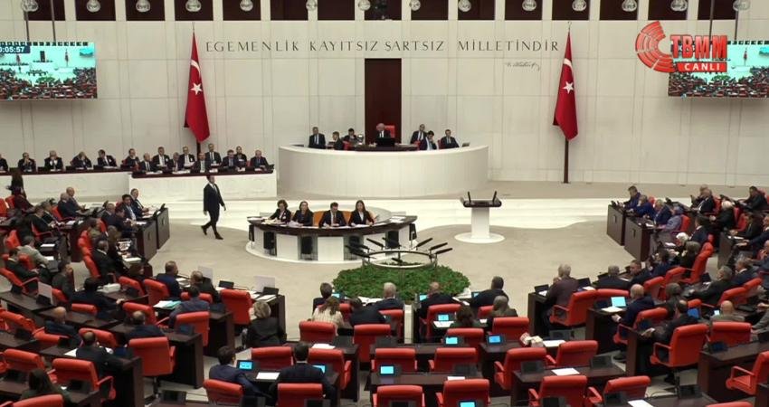 TBMM Genel Kurulu’nda muhalefet milletvekillerinden Bakan Bayraktar’a tepki… CHP’li Emir: Yerden köstebek bile çıksa AKP’nin çıkartmasına karşıyız Enerji ve Tabii Kaynaklar Bakanı Alparslan Bayraktar’ın bütçe görüşmelerinde "Bu