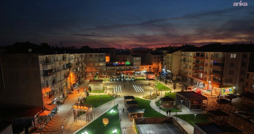 Tekirdağ Büyükşehir Belediyesi’nden Hayrabolu’ya estetik dokunuş Tekirdağ Büyükşehir Belediyesi, Hayrabolu ilçe merkezinde yürüttüğü düzenleme çalışmalarıyla Cumhuriyet