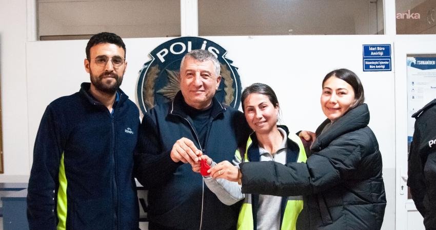 Temizlik görevlisinden Güzelbahçe Belediyesi’ni gururlandıran davranış Güzelbahçe Belediyesi Temizlik İşleri Müdürlüğü personeli Yeter Gürbüz, görev başındayken