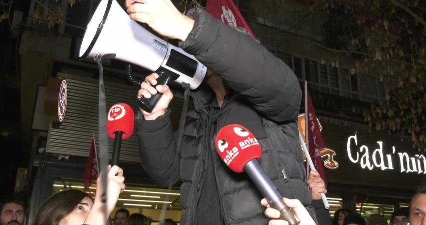 TİP, “MESEM protestosunda tutuklama”yı Ankara’da protesto etti… ”MESEM programı iptal edilene, bütün çocukların hayatı güvenceye alınana kadar size rahat vermeyeceğiz” Türkiye İşçi Partisi (TİP) Ankara Örgütü, MESEM'i protesto eden TİP’li