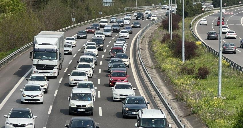 TÜİK: 2024 yılında trafiğe kayıtlı motorlu kara taşıtları toplam 382 milyar 870 milyon kilometre yol kat etti Türkiye İstatistik Kurumu (TÜİK), "Taşıt-Kilometre İstatistikleri, 2024" bültenini yayımladı. Buna