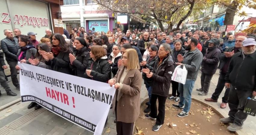 Tunceli’de kadınlardan “fuhuş çetesi” protestosu: “Kimi kamu görevlilerinin nüfuzlarını kullanarak kadınları fuhşa sürüklediği iddiaları derhal soruşturulmalıdır” Tunceli’de Dersim Kadın Platformu üyesi kadınlar, kentte fuhuş çetesi olduğu