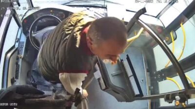 Öğretmenler Gününde, kullandığı İETT otobüsüne binen öğretmenlere, yolda gördüğü çiçekçiden