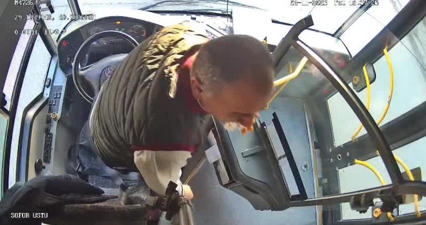 Öğretmenler Gününde, kullandığı İETT otobüsüne binen öğretmenlere, yolda gördüğü çiçekçiden