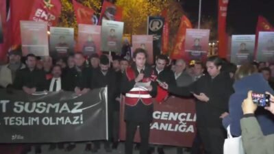 CHP Kadıköy Gençlik Kolları Yöneticisi Bilgekağan Şarbat’ın tutuklanmasına karşı CHP’liler,