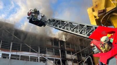 Tuzla Tersanesi’nde kıyıya bağlı bulunan, hayvan yemi yüklü yabancı uyruklu