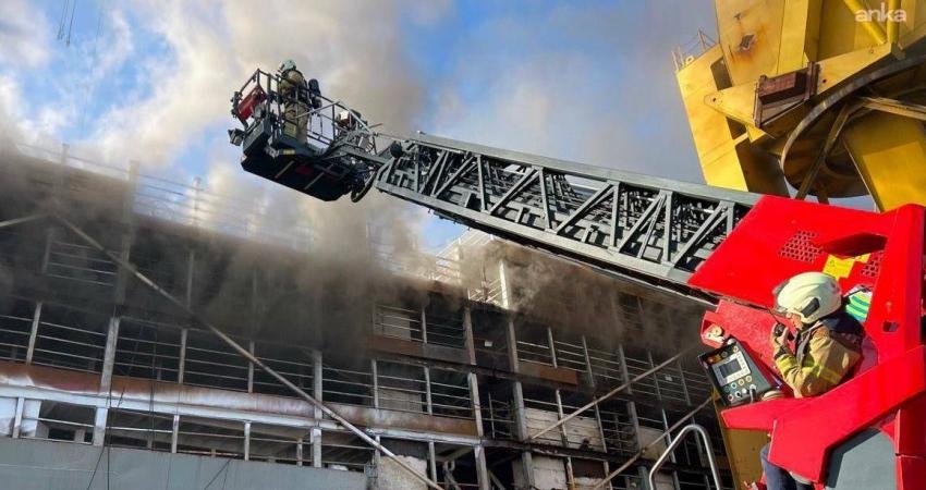 Tuzla Tersanesi’nde kıyıya bağlı bulunan, hayvan yemi yüklü yabancı uyruklu