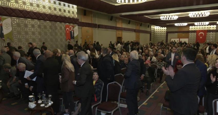 Ümit Özdağ: ”Terörsüz Türkiye, terör örgütüne teslim olarak değil; terör örgütü ezilerek ve teslim alınarak olur” Zafer Partisi Genel Başkanı Ümit Özdağ, Antalya'da düzenlenen “TBMM’de Öcalan