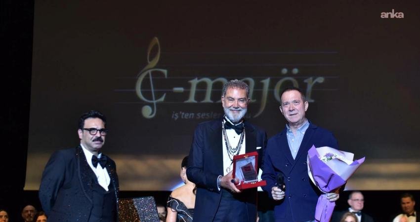 Ünlü sanatçılar ve iş insanları, Alzheimer farkındalığı için sahne aldı İş dünyasını müzikle buluşturan C-Majör İş’ten Sesler Korosu, 16. konserinde