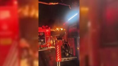 İstanbul Üsküdar'da, tadilat halindeki ahşap köşkte akşam saatlerinde yangın çıktı.