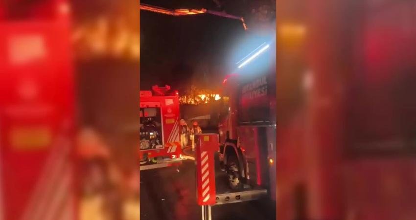 İstanbul Üsküdar'da, tadilat halindeki ahşap köşkte akşam saatlerinde yangın çıktı.