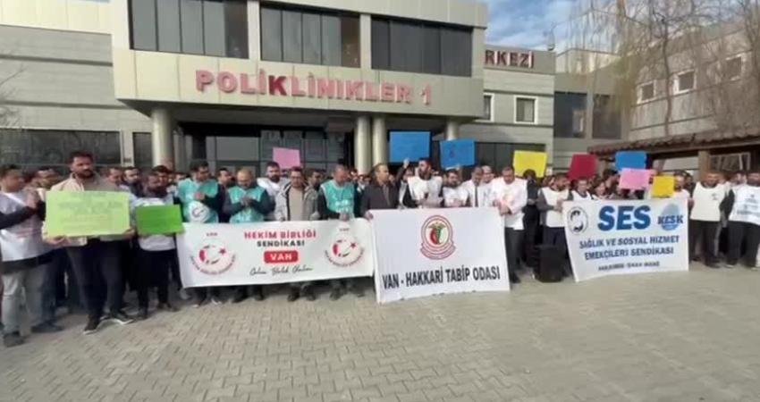 Van’da asistan hekimlerden basın açıklaması: “Ücretler yoksulluk sınırının altında” Van ve Hakkâri Tabip Odaları, Sağlık Emekçileri Sendikası (SES) ve