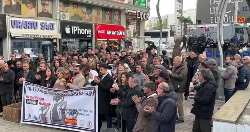 Van’da İnsan Hakları Haftası mesajı: “Anayasa’nın açık yasağına rağmen işkence en temel insan hakları sorunu olmaya devam etmiştir” İnsan Hakları Derneği Van Şubesi öncülüğünde sivil toplum kuruluşları ve